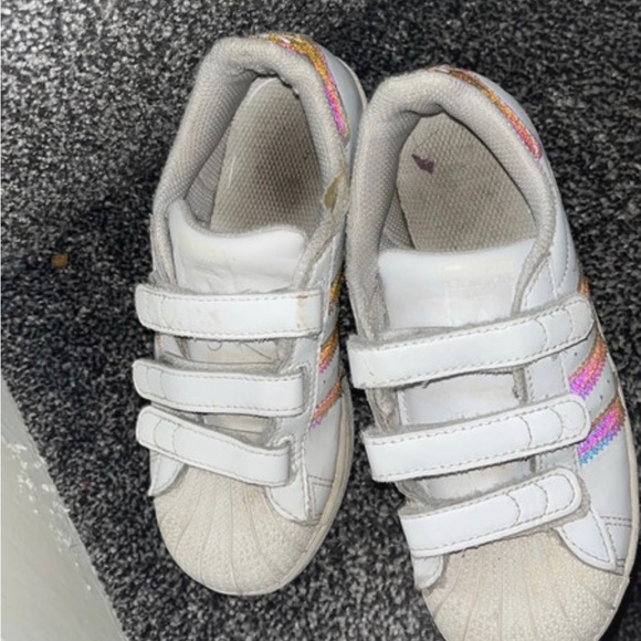 Adidas Superstars Girls - Picture 2 of 5